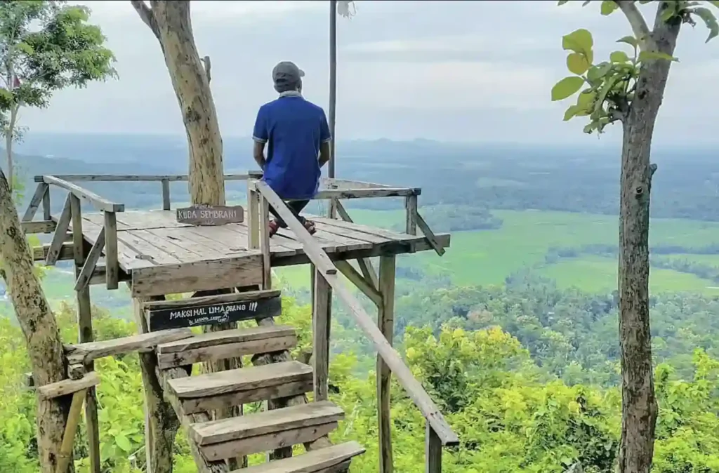 Gardu Pandang. salah satu ikon di Puncak Kuda Sembrani