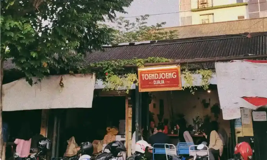 Toendjoeng Djaja selalu dipenuhi oleh pengunjung lokal dan warga sekitar