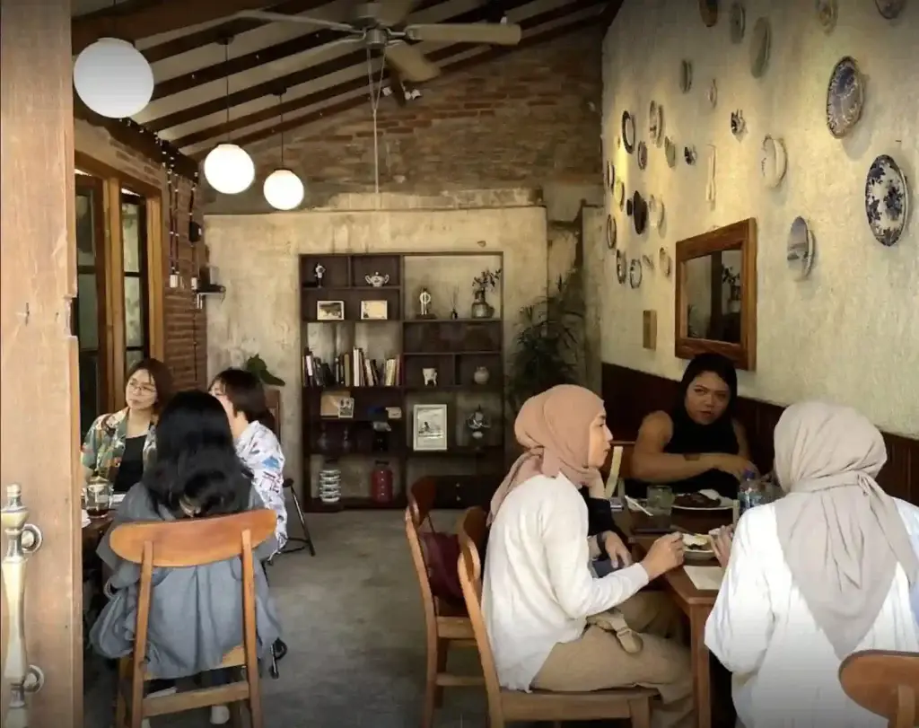 Suansan di Kedai Eyang Tun Cuisine yang nyaman dan bernuansa kolonial.