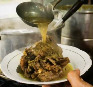 Tengkleng gajah original yang disiram kuah panas menjadi pilihan Kuliner Jogja yang Tidak Begitu Manis