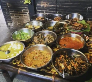 Bermacam sayur dan lauk di atas dipan bambu