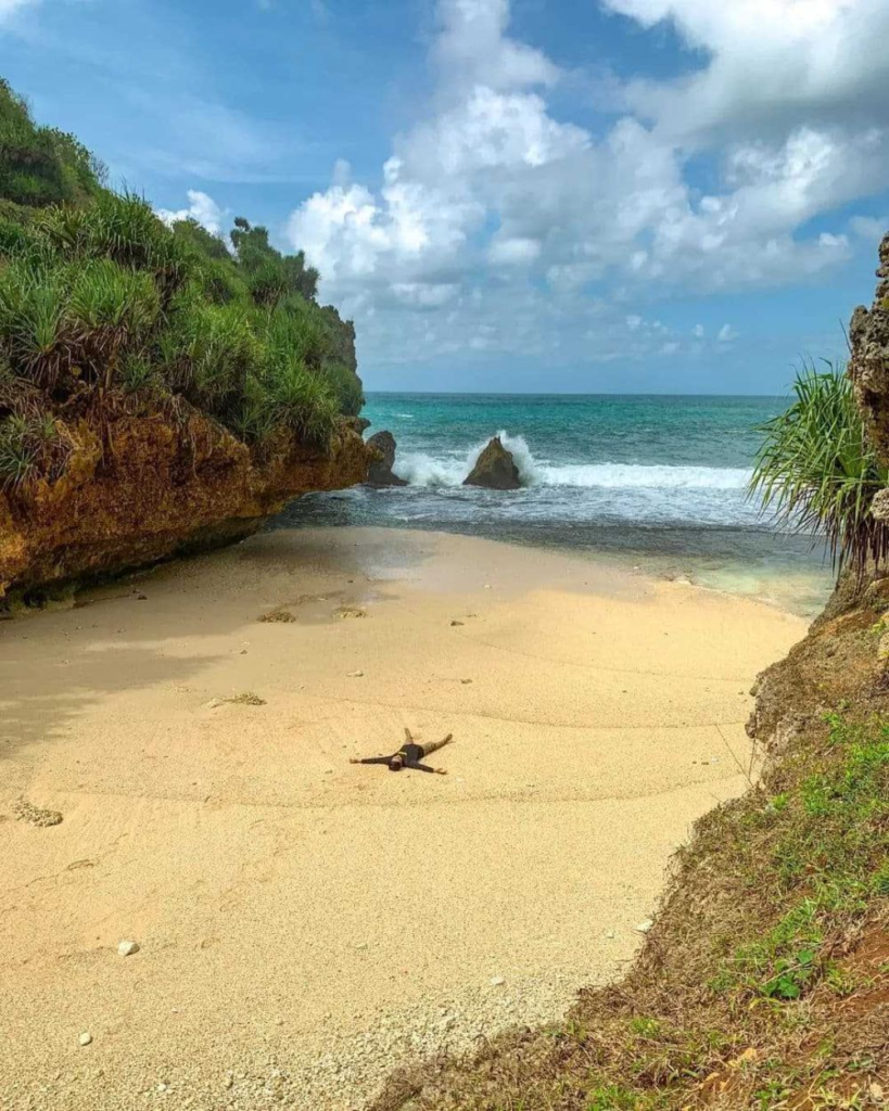 hidden gem pantai jogja, pantai dengan laut biru dan dihimpit dengan dua tebing