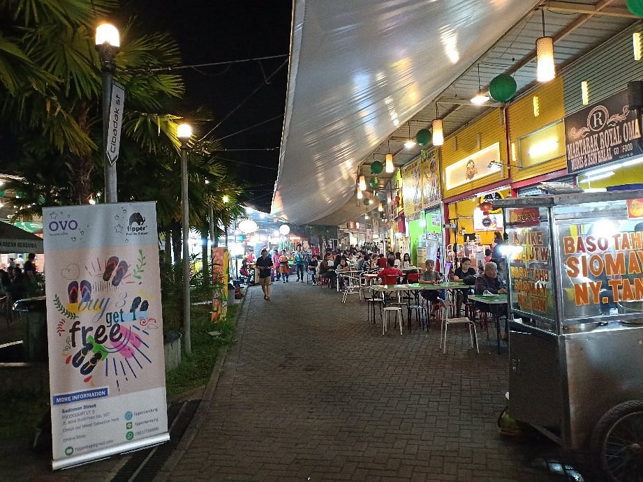 Suasana makan di Sudirman Street Bandung