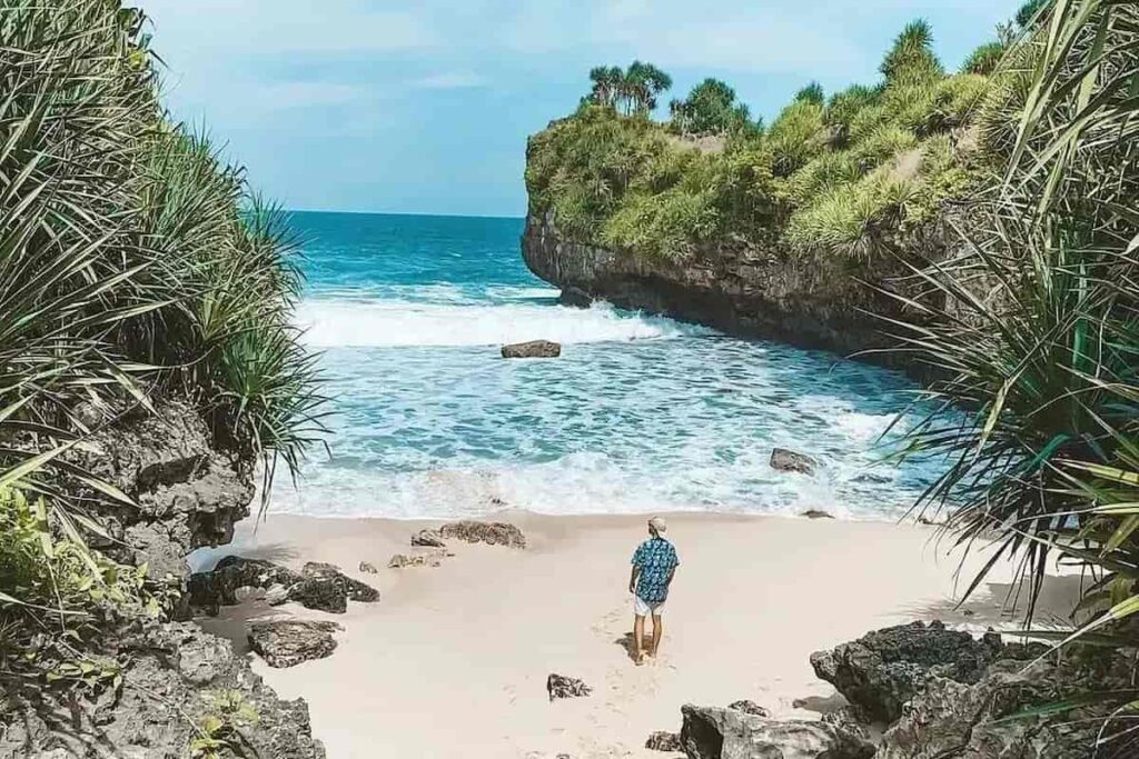 pemandangan pantai dengan pantai dihimpit dua tebing