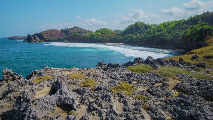 hidden gem pantai jogja, tebing dengan pemandangan pantai widodaren dari kejauhan